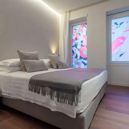 Sant'Ambrogio Apartments, Reception H24-2