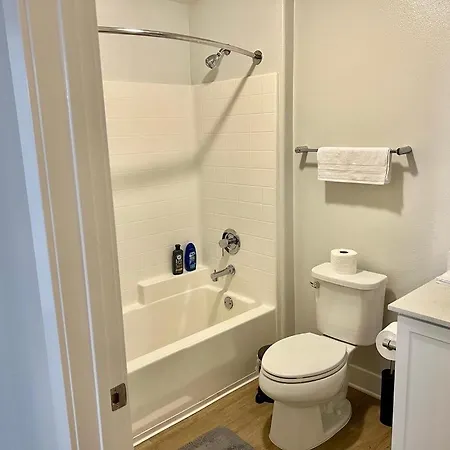 Miracle Mile Apartments-3