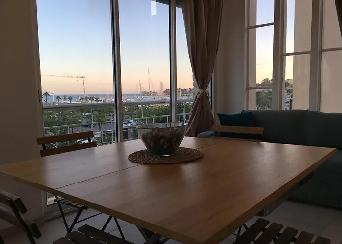 Bandol, vue panoramique sur la mer, la plage, le port