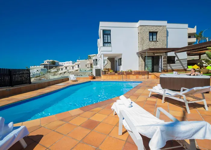 Villa with pool Amadores N2