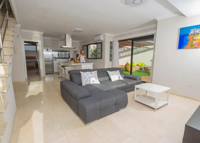 Villa with pool Amadores N2