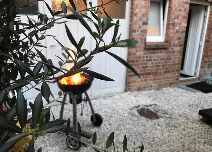 Casa de férias: Charming 2-Bedroom Home & Garden