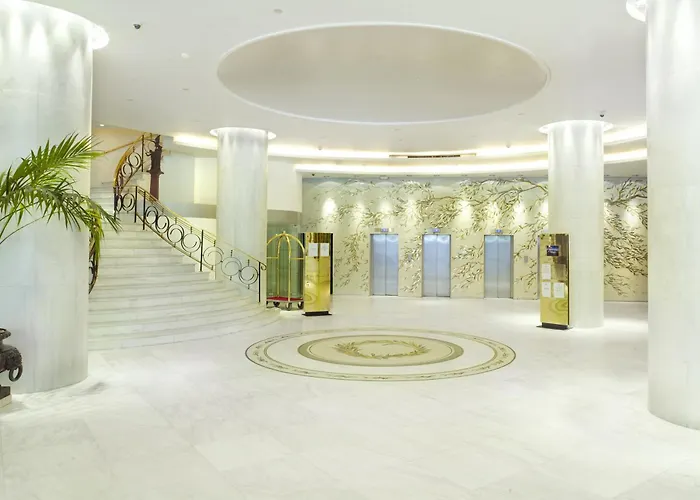 Hotel with pool: Titania Hotel