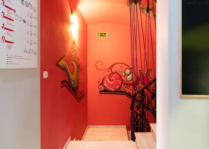  Red Nest
