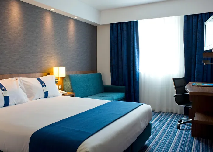 Hotel with Tennis: Holiday Inn Express London - Vauxhall Nine Elms, An Ihg Hotel