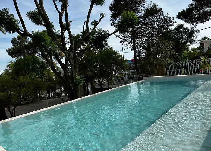 Almendros - Free Parking