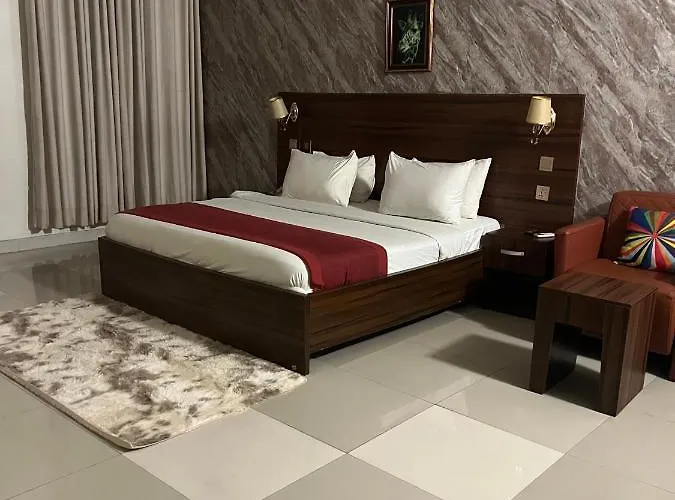 Cheap hotel: Posh Hotel And Suites Victoria Island