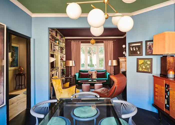 Casa de férias: Charming 2-Bedroom Home & Garden