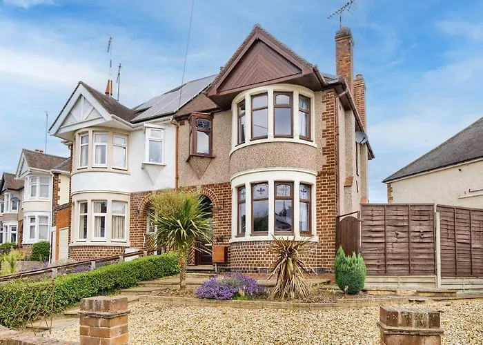 Cozy 3-Bedroom Coventry House with Garden and Entertainment