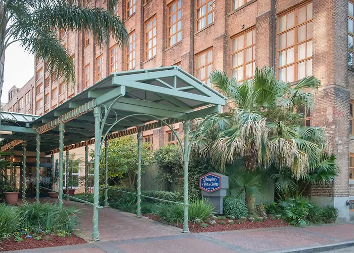 Hotel with pool: Hampton Inn And Suites New Orleans Convention Center