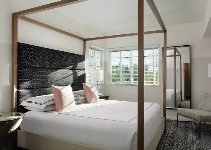 Kimpton Surfcomber By Ihg
