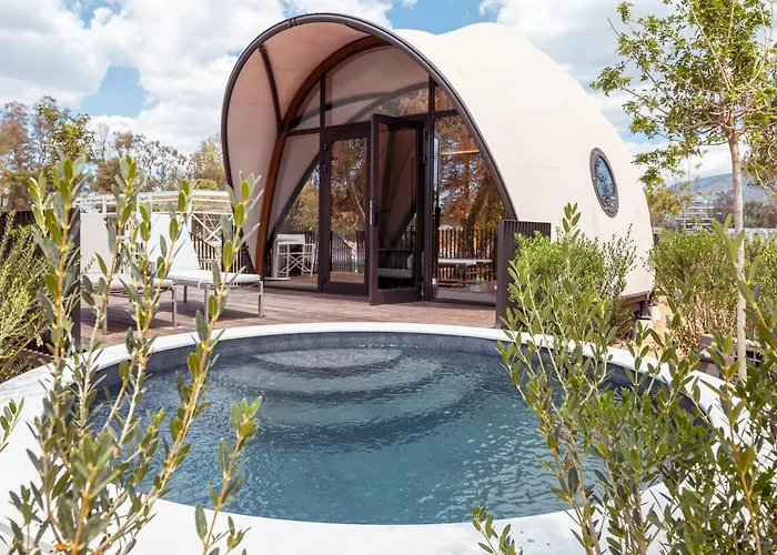 Family Hotel: 91 Athens Riviera, The Resort