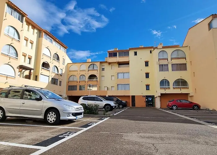Le Calme Et La Luminosite Du Port Ideal Pour Un Bon Sejour