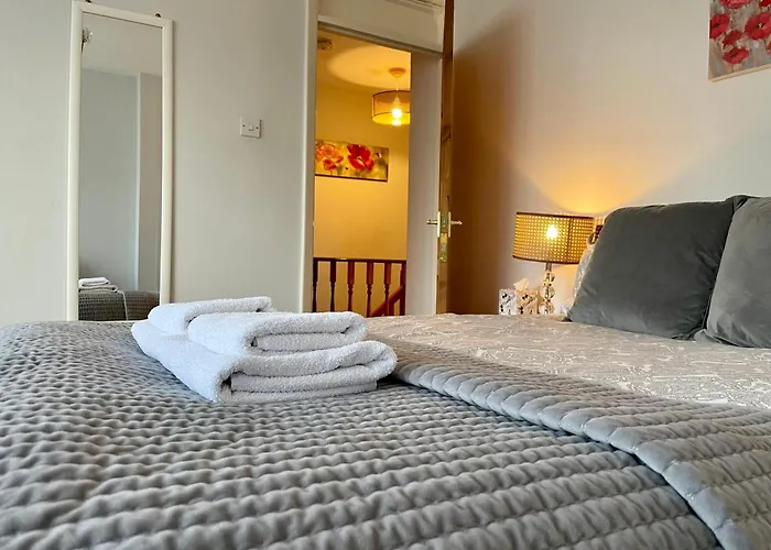 Pets Allowed Hotel Somers 4 Bed House Off Road Parking Pet Friendly