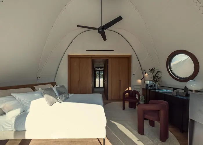 Family Hotel: 91 Athens Riviera, The Resort