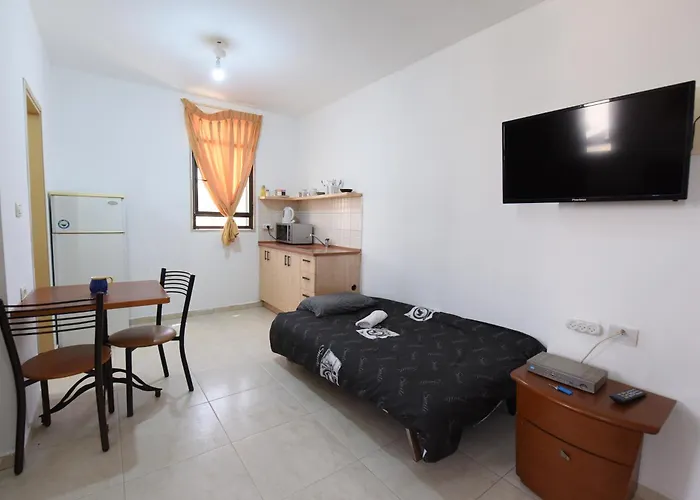 Family Hotel: Flintstone Guest House בית ההארחה בן 11 החדרים אינו וילה פרטית אתם מזמינים רק חדרים לא את כל הוילה