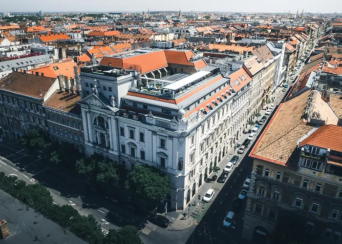 Hotel Jacuzzi: Mystery Hotel Budapest, Preferred Hotels & Resorts