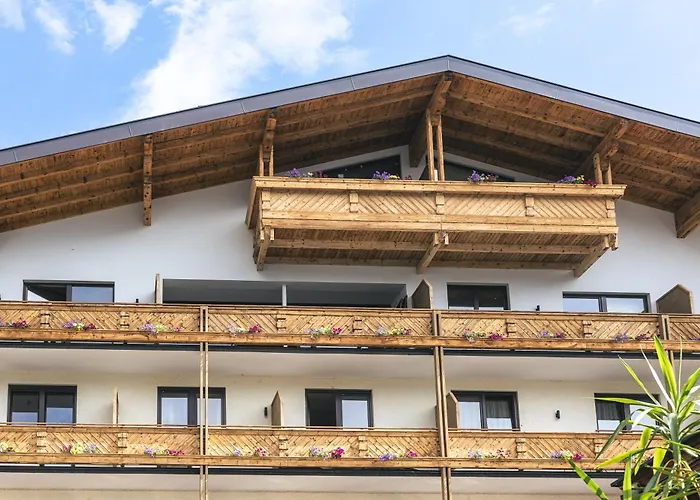 Family Hotel: Upside Down Town Hotel Neue Post