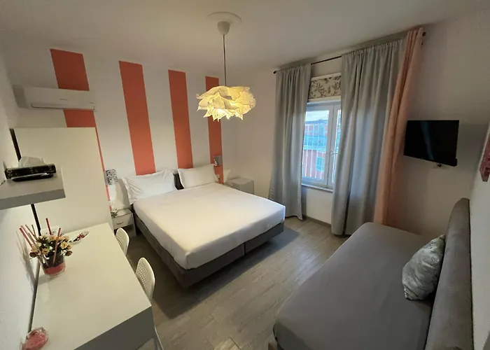 Alojamento com o café da manhã Apenas: F.Rooms Napoli