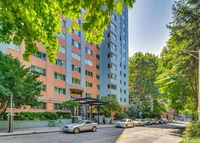 Vibrant Downtown, King Bed, Work Desk & Kitchen