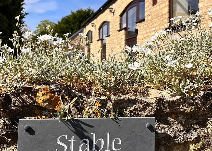 Pet Friendly hotel: Stable Cottage, Oxfordshire