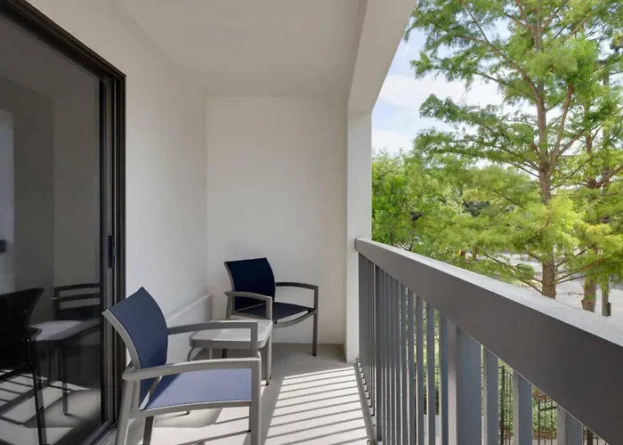 Hotel with Tennis: Courtyard Austin South