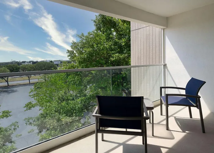 Hotel with Tennis: Courtyard Austin South