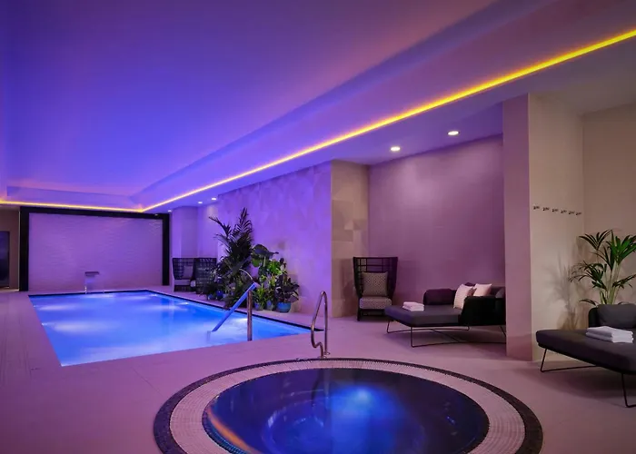 Hot Tub in Room Montcalm East, Autograph Collection