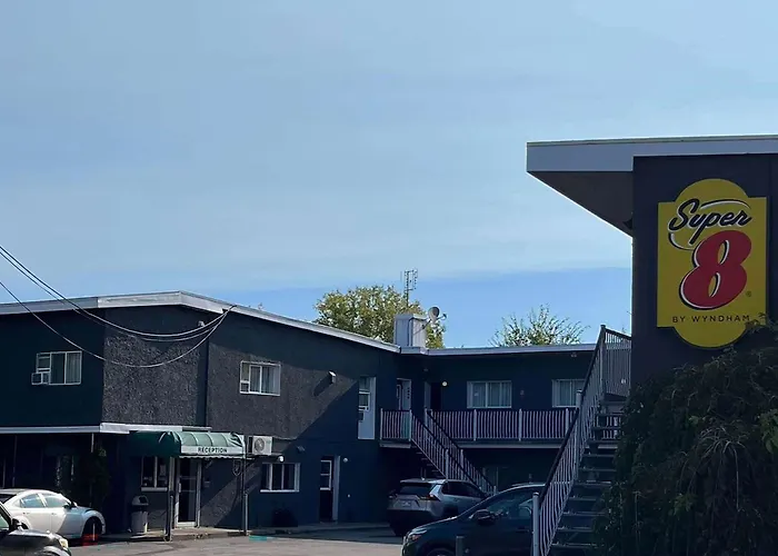 Super 8 By Wyndham Montreal