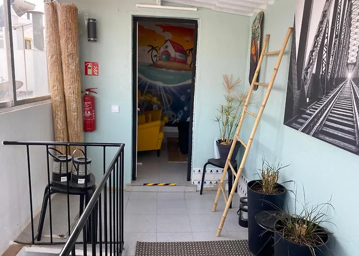 Albergue: The Island Hostel & Cafe