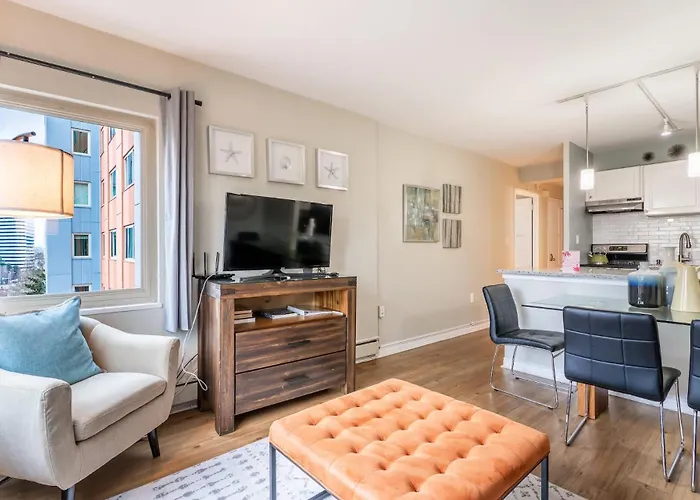 Eclectic Downtown & Cap Hill King Bed & Kitchen