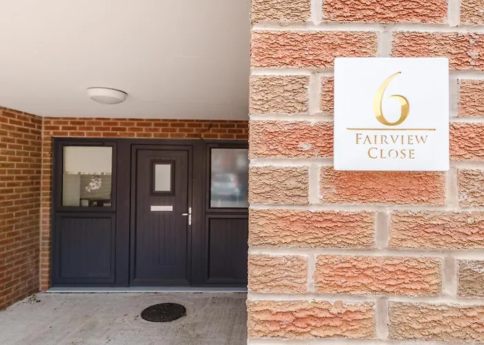 Nook, Fairview, Cheltenham Town Centre-Parking & Garden