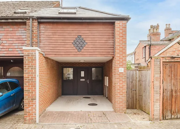 Nook, Fairview, Cheltenham Town Centre-Parking & Garden