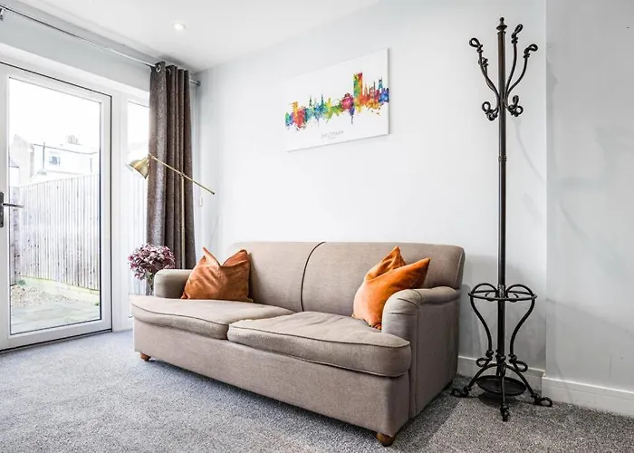 Nook, Fairview, Cheltenham Town Centre-Parking & Garden