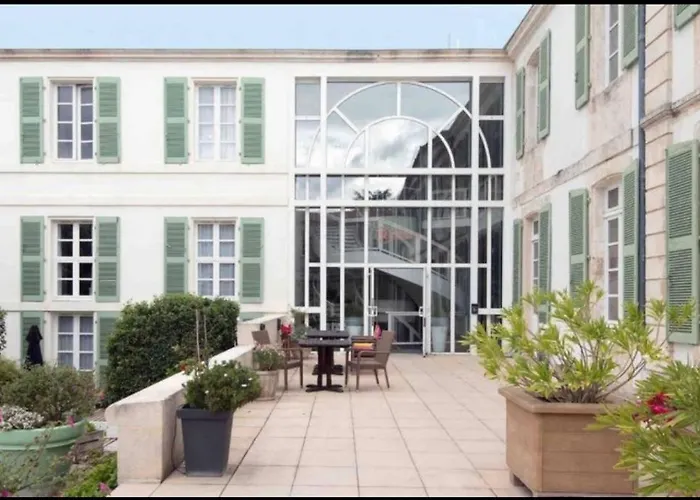 Studio Chateliers, piscine chauffée, spa et jardin à St Martin de Ré
