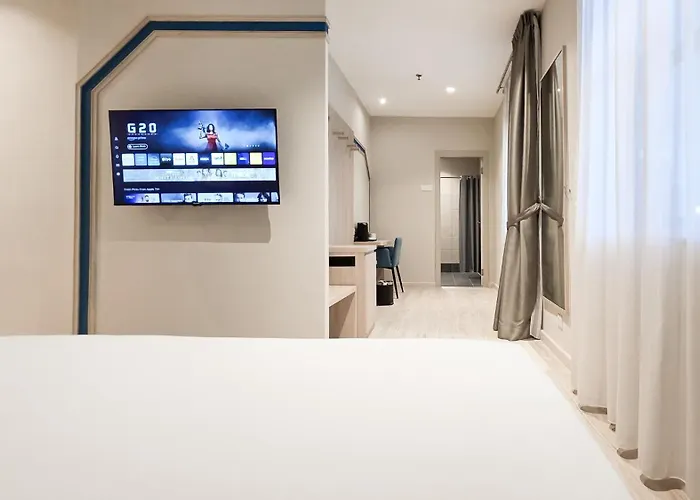 Central hotel: Fives Hotel Meldrum