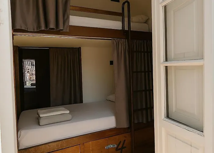 Hotel cerca del colegio: Black Swan Hostel Sevilla