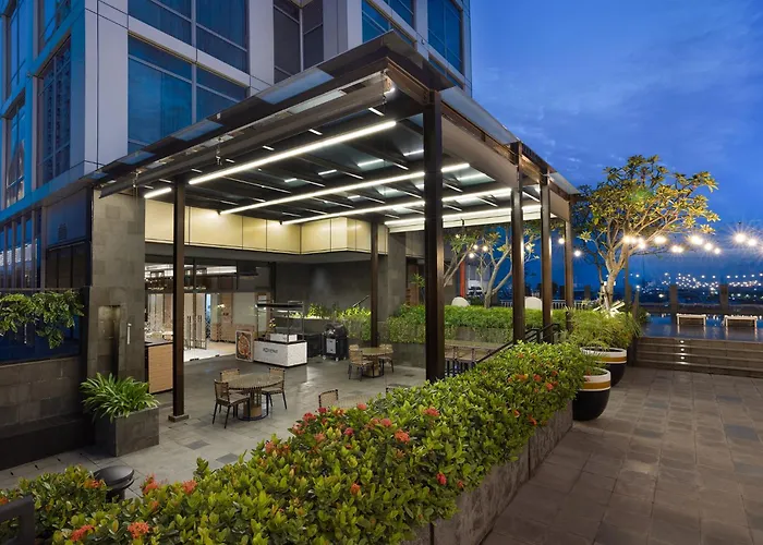 Hotel with pool: Hilton Garden Inn Jakarta Taman Palem
