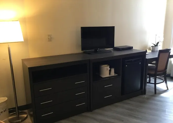 Hotel: Econo Lodge Metro