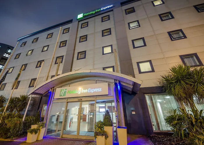 Cheap hotel: Holiday Inn Express Royal Docks By Ihg