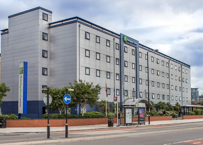Cheap hotel: Holiday Inn Express Royal Docks By Ihg