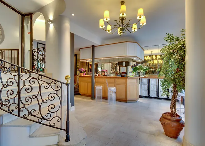 Cheap hotel: Grand Hotel Des Gobelins