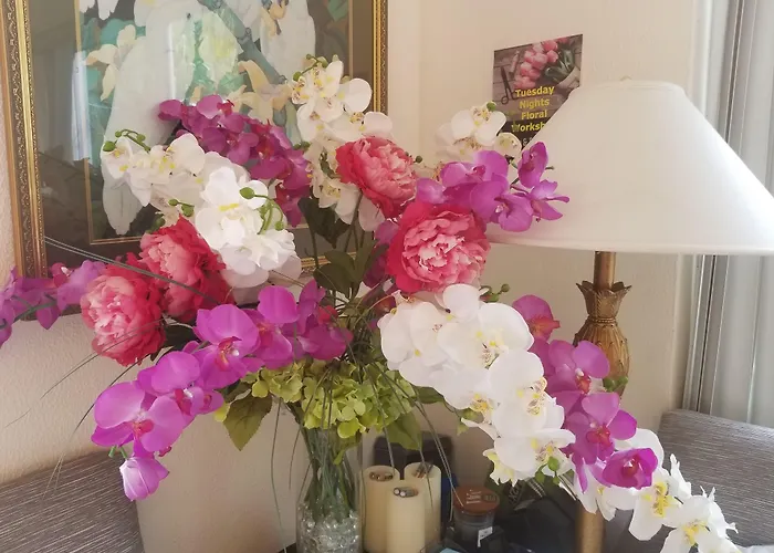 Hotel with pool: Shore Haven Resort Inn