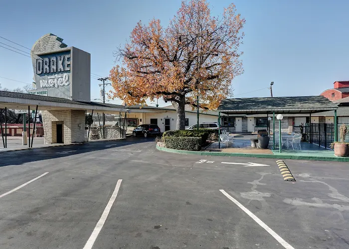 Hotel with pool: Drake Inn