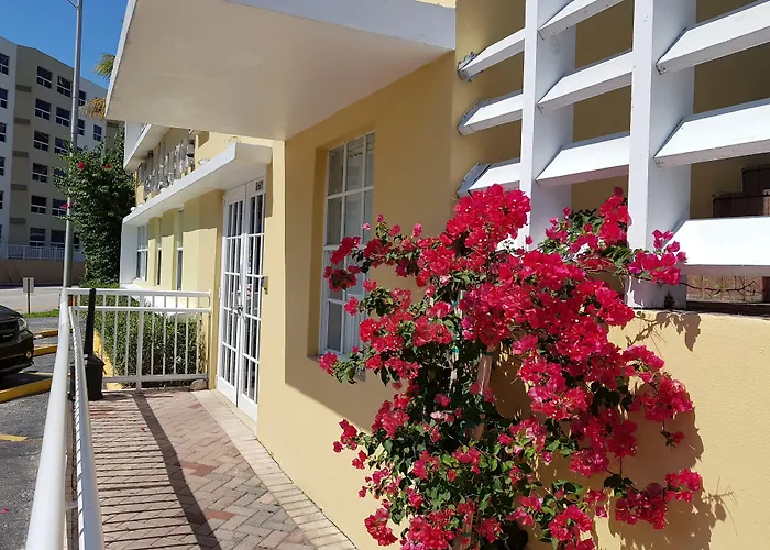 Cheap hotel: Beach Place Hotel