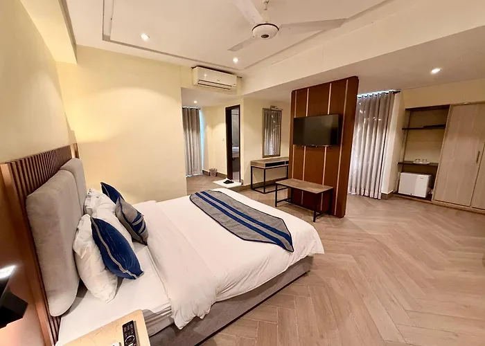 Hotel with view: Shelton'S Ambassador
