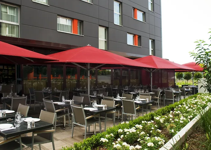 Hotel with pool: Holiday Inn Mulhouse By Ihg