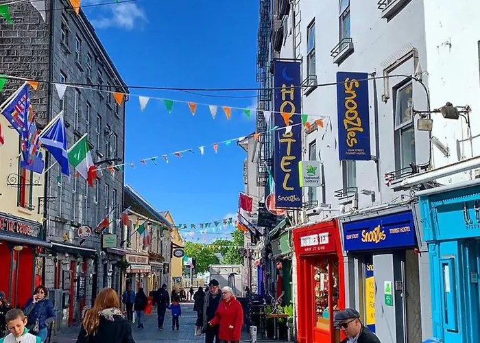 Snoozles Quay Street Tourist Hostel