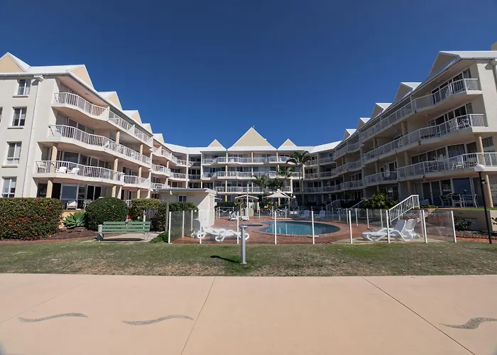 Airport Hotel: Crystal Beachfront Apartments