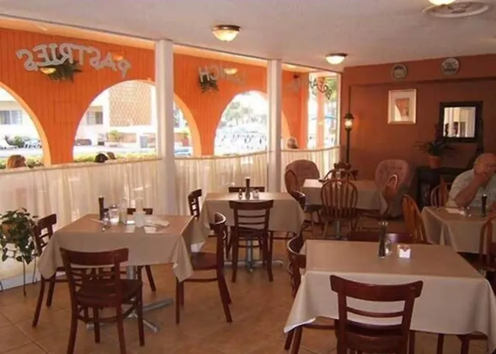 Hotel near College: Knights Inn Hallandale